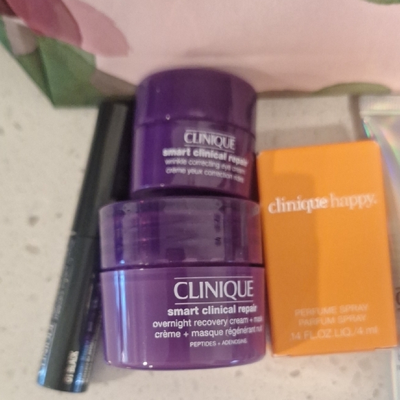 Clinique Beauty Collection with Floral Bag - Picture 3 of 6